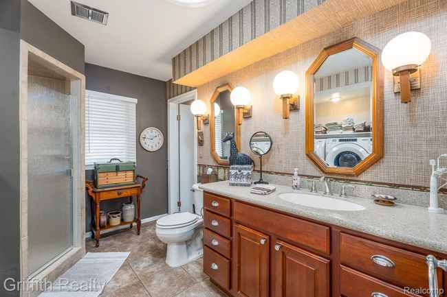Full bath adjoins primary bedroom | Image 28