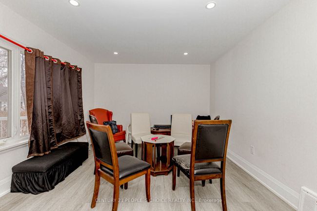 22 Rogers Rd, House other with 4 bedrooms, 2 bathrooms and 4 parking in Brampton ON | Image 8