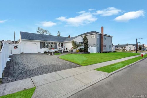 60 Essex Rd, Bethpage, NY, 11714-1016 | Card Image