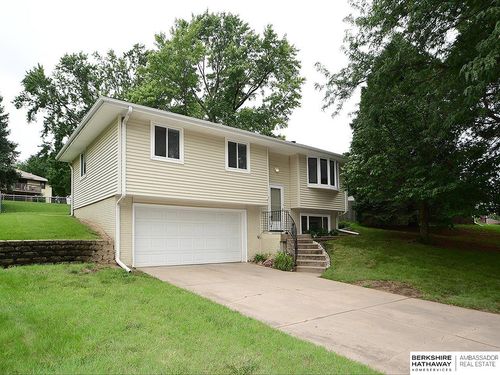 5907 Deerwood Dr, Lincoln, NE, 68516-2330 | Card Image