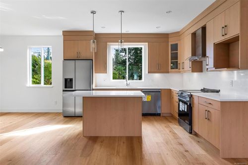 4-1559 Ash Rd, Victoria, BC, V8N2S9 | Card Image
