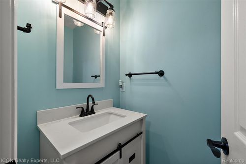 2661 Bayberry Dr, Waterford Twp, MI, 48329-2405 | Card Image