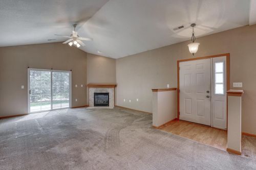 1048 Quinlan Dr, Pewaukee, WI, 53072-1881 | Card Image