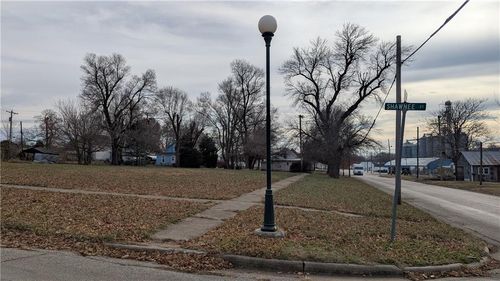 815 Shawnee St, Hiawatha, KS, 66434-2137 | Card Image