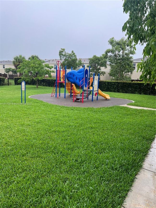 495 Ne 5 Th Way, Townhouse with 3 bedrooms, 3 bathrooms and null parking in Florida City FL | Image 25