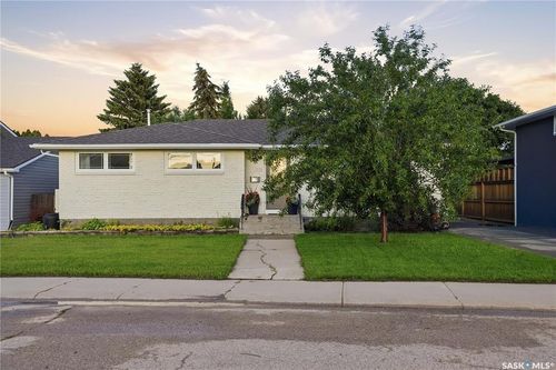 1313 Prince Cres, House with 3 bedrooms, 2 bathrooms and 4 parking in Moose Jaw SK | Card Image