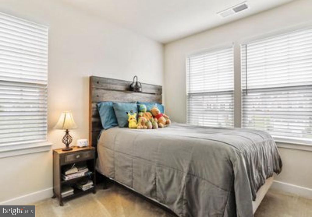 Residential Lease in FALLING WATERS 3