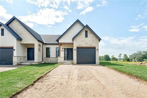 102 Clayton St, Mitchell, ON, N0K1N0 | Card Image