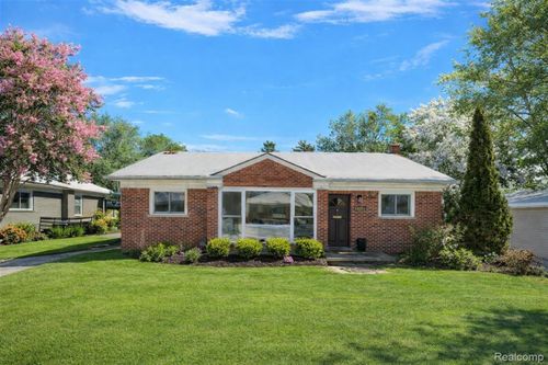 31060 E Rutland St, Beverly Hills, MI, 48025-5418 | Card Image