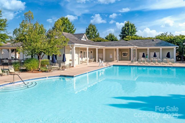 Pool and clubhouse | Image 32
