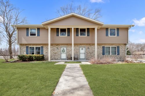W64N353 Madison Ave, CEDARBURG, WI, 53012-2352 | Card Image
