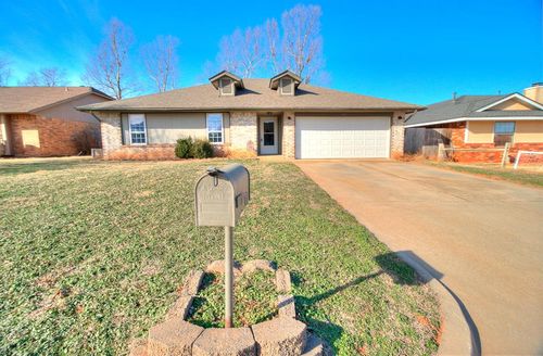 917 N Crystal Way, Mustang, OK, 73064-2701 | Card Image