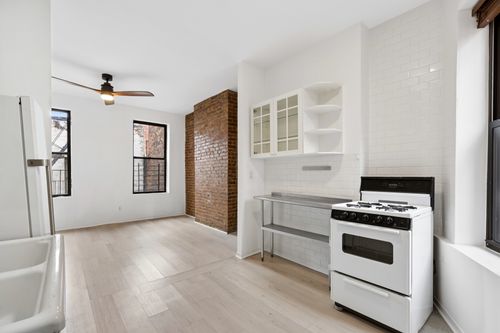 5re-349 W 44th St, New York, NY, 10036-5428 | Card Image
