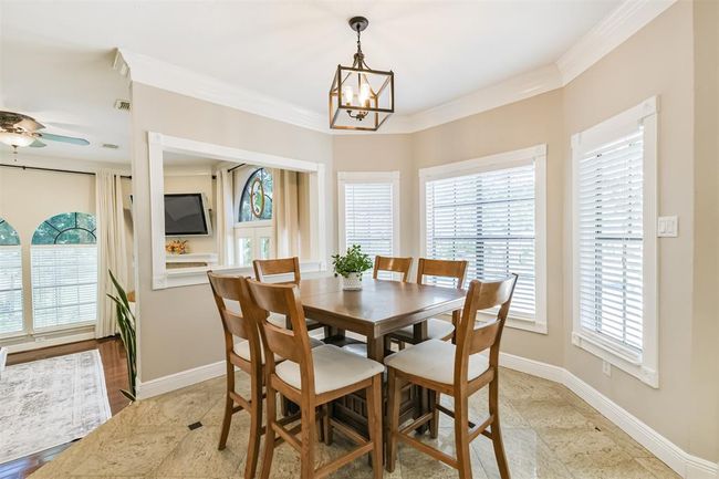 Spacious breakfast area perfect for family gatherings. | Image 9