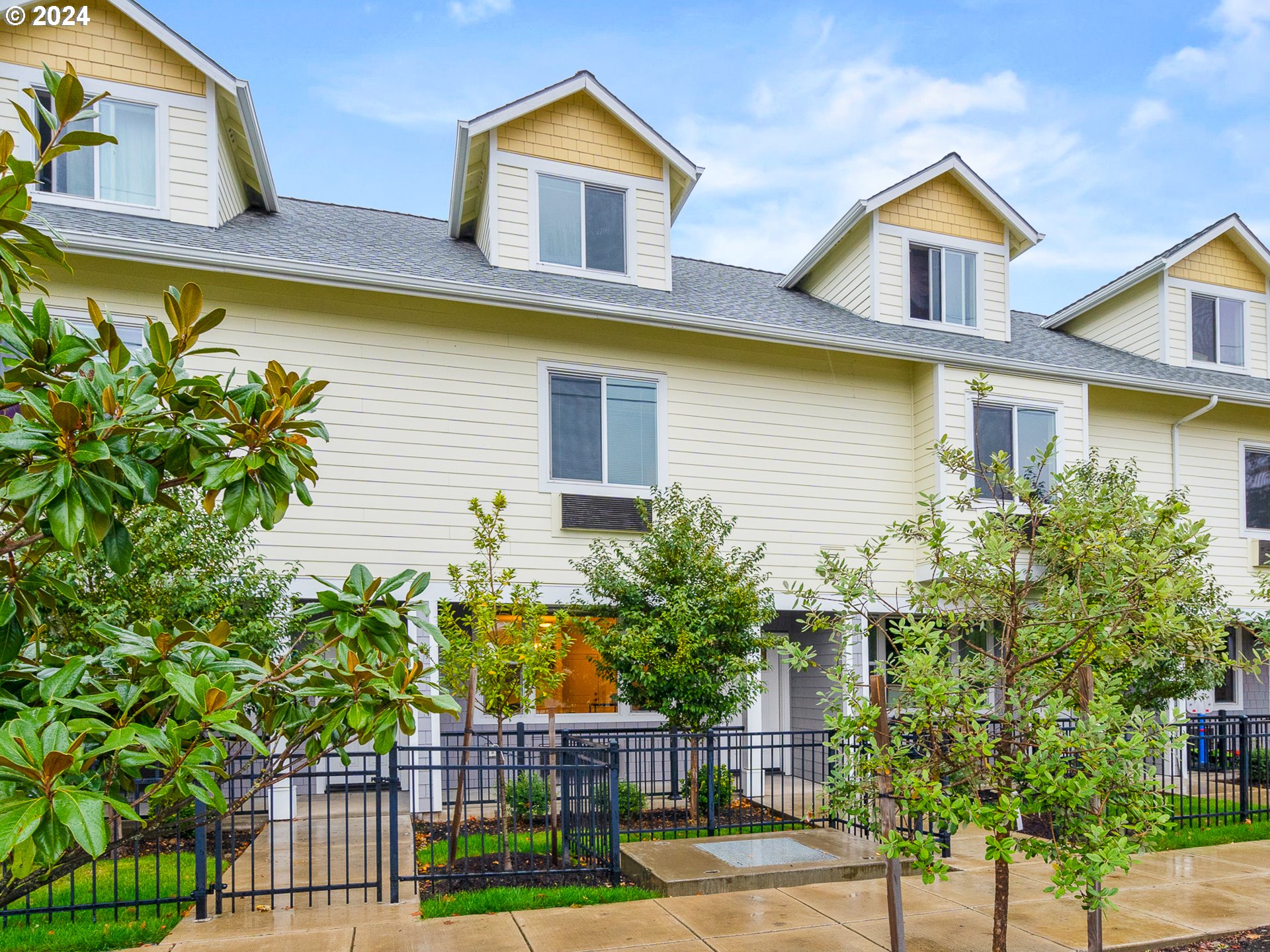 Burnside St, Portland, OR 97216