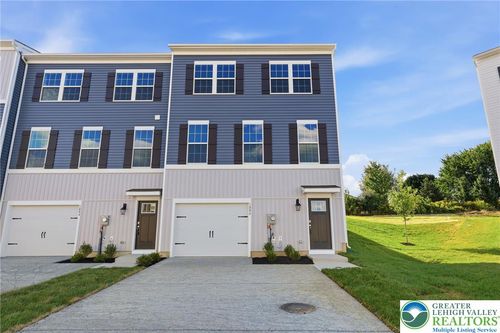 1086 Meadowlark Dr, FOGELSVILLE, PA, 18051-1747 | Card Image