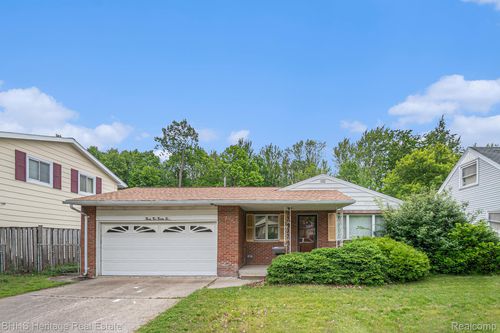 3226 Glasgow Dr, Lansing, MI, 48911-1318 | Card Image