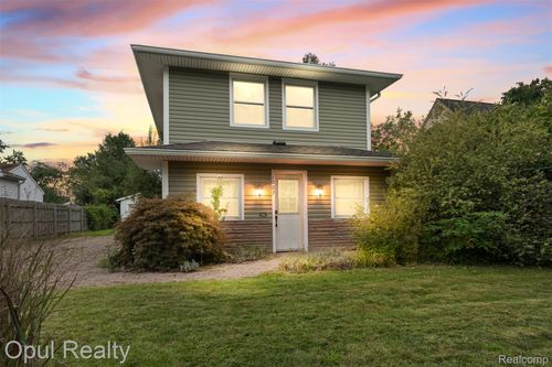 1007 Michigan St, Brighton, MI, 48116-1438 | Card Image