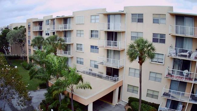 APT-5N - 480 Executive Center Dr, Condo with 2 bedrooms, 2 bathrooms and null parking in West Palm Beach FL | Image 17