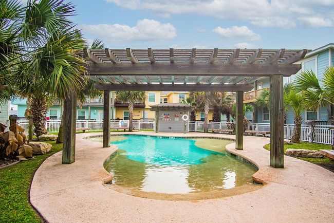 Multiple shallow areas for relaxing. | Image 5