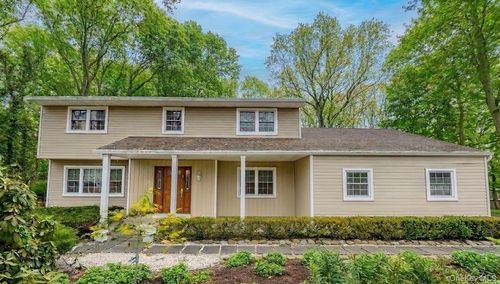 3 Townsend Ct, Setauket, NY, 11733-1420 | Card Image