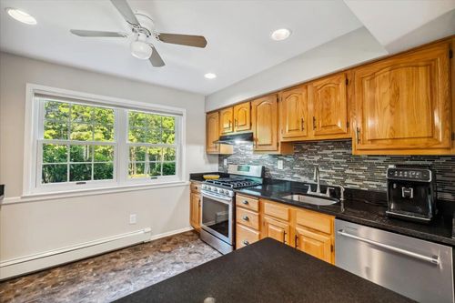 68 Yorkshire Dr, Suffern, NY, 10901-7216 | Card Image