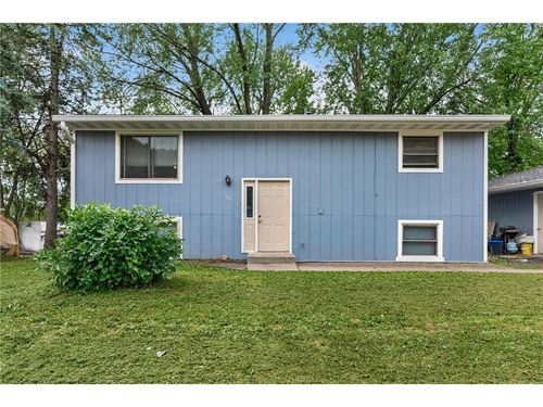 302 W Maple St, Roberts, WI, 54023-1402 | Card Image