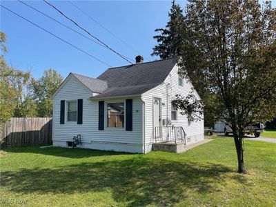 View of front of property featuring a front lawn | Image 1