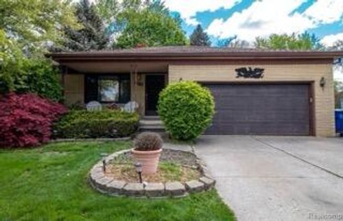 28418 Walker Ave, Warren, MI, 48092-4147 | Card Image