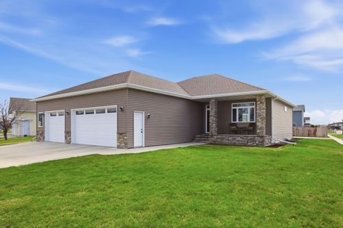 825 18th Ave W, West Fargo, ND, 58078-4631 | Card Image