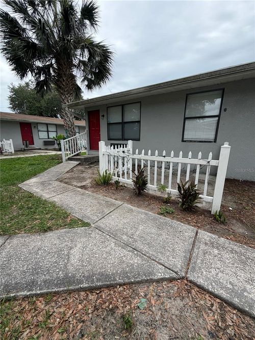 33-1400 Strawberry Pl, Plant City, FL, 33563-6869 | Card Image