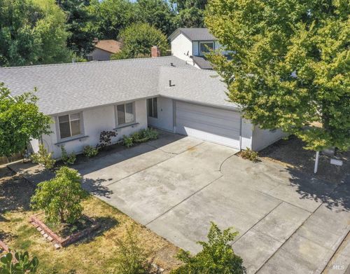 715 Berkshire Court, Dixon, CA, 95620 | Card Image
