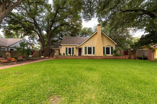 1004 S Magnolia St, Hearne, TX, 77859-3709 | Card Image