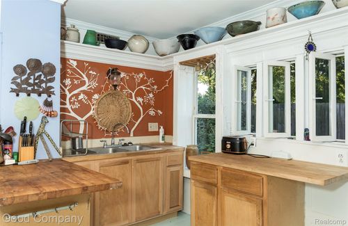 404 Laprairie St, Ferndale, MI, 48220-3210 | Card Image