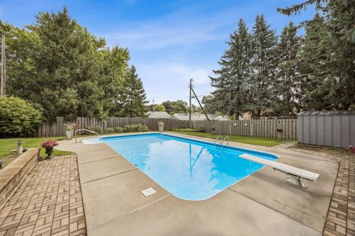 560 California Ave E, Saint Paul, MN, 55130-3011 | Card Image