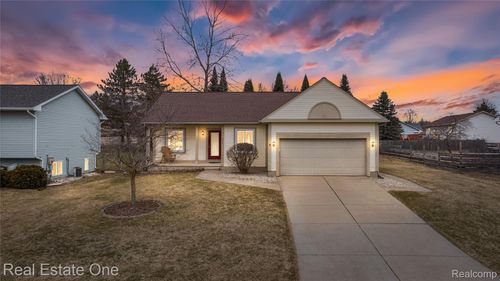 6335 Stonehearth Pass, Grand Blanc, MI, 48439-9141 | Card Image