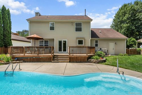 130 Glenwood Dr, Walled Lake, MI, 48390-2919 | Card Image
