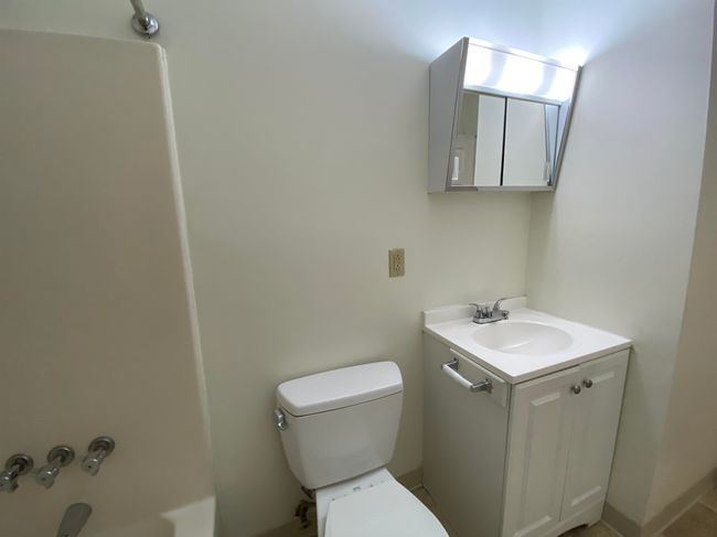 APT-13 - 11 Railroad Ave, Condo with 2 bedrooms, 1 bathrooms and null parking in Derry NH | Image 23