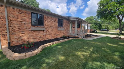 46075 Hecker Dr, Utica, MI, 48317-5760 | Card Image