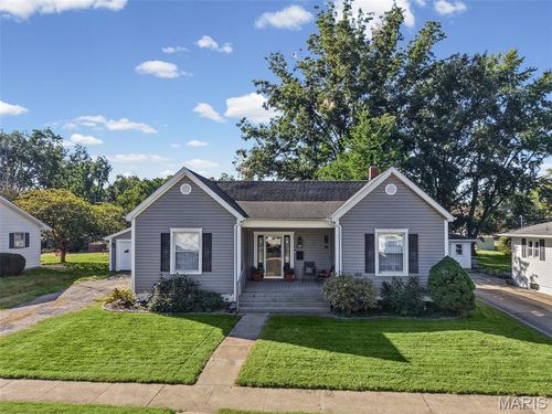 648 W Maple St, Nashville, IL, 62263-1075 | Card Image