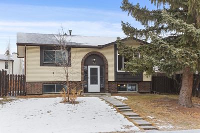 76 Applewood Dr Se, House detached with 4 bedrooms, 2 bathrooms and 2 parking in Calgary AB | Image 1