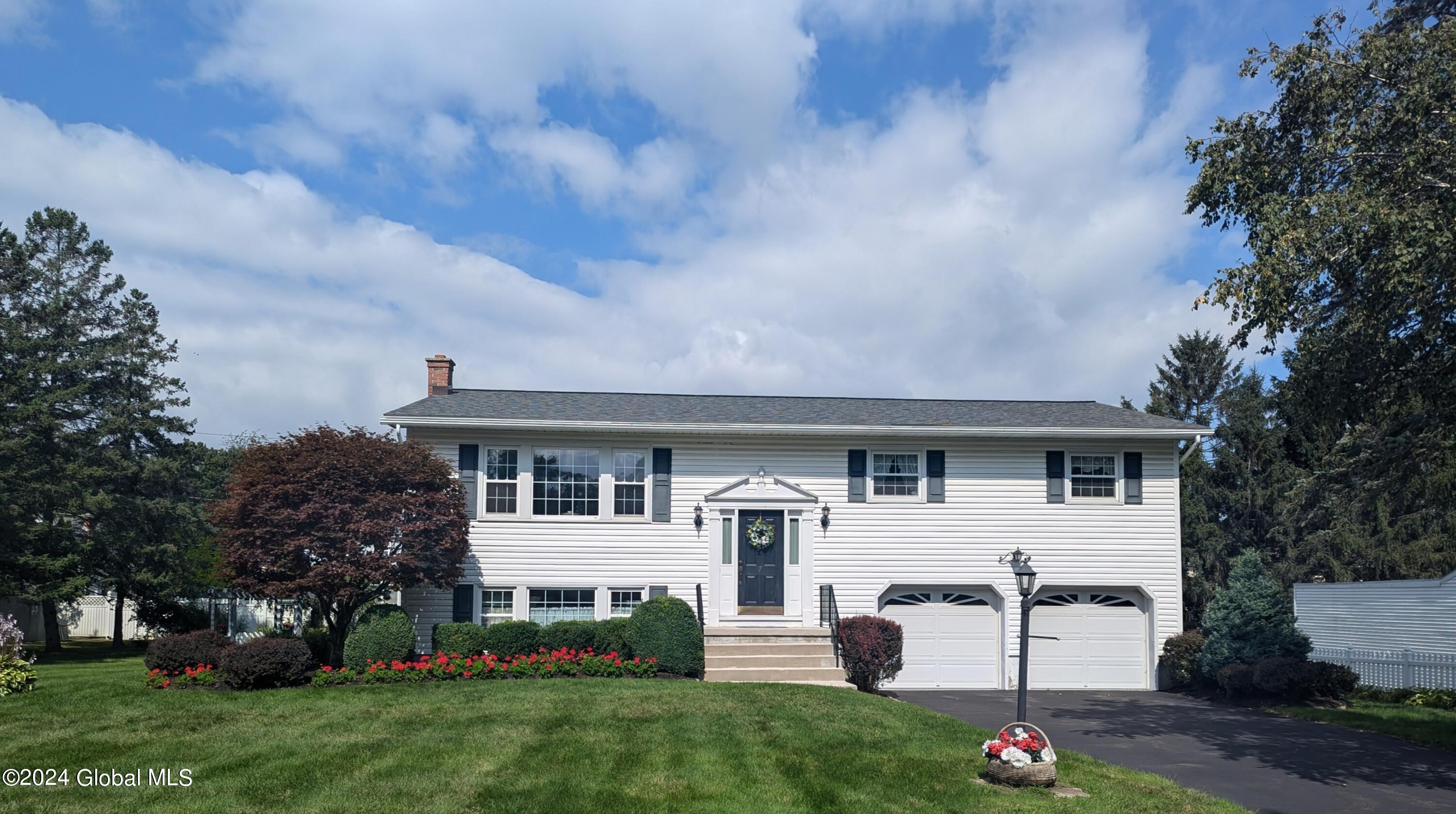Sandra Sue Dr, Albany, NY 12211