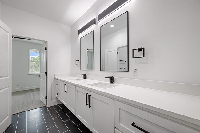 Jack and Jill Bathroom | Image 25