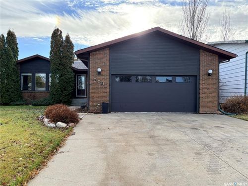 909 Larson Cres, Eston, SK, S0L1A0 | Card Image