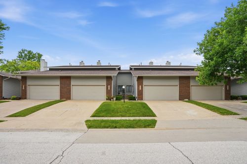 4570 Bunker Hill Dr, Bettendorf, IA, 52722-1761 | Card Image