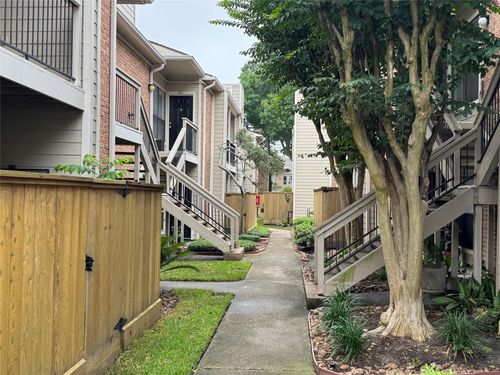 2d-2001 Bering Dr, Houston, TX, 77057-3761 | Card Image