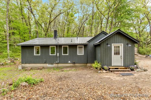337 E 68th St, Newaygo, MI, 49337-7800 | Card Image