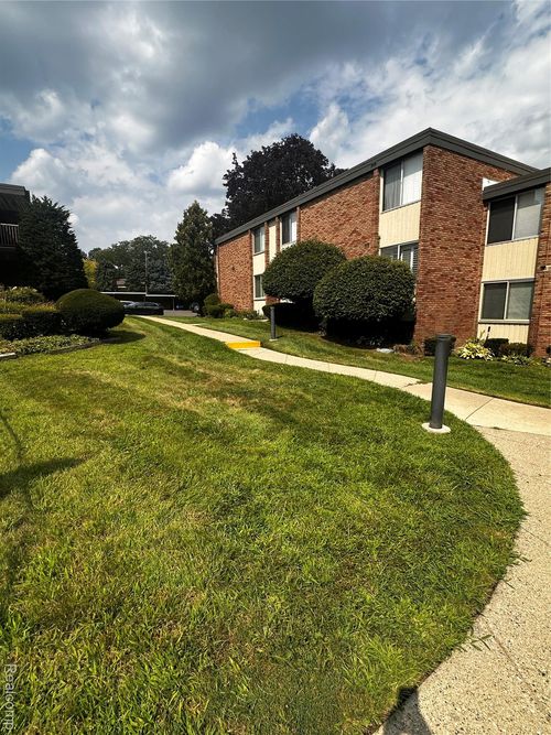 4041 Maple Road S, Bloomfield Hills, MI, 48301 | Card Image