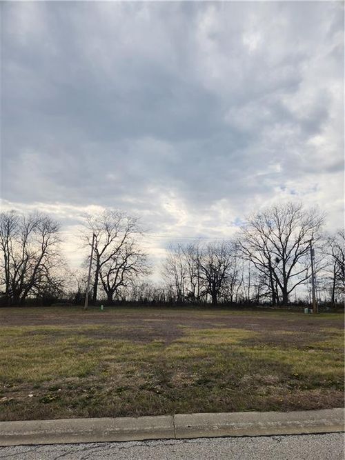518 Hamlet Dr, Harrisonville, MO, 64701-1881 | Card Image