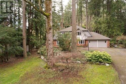 4650 Amblewood Drive, Saanich, BC, V8Y1B9 | Card Image